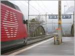 Re 460 abfahrbereit ab Gleis 3 in Landquart. Dahinter ist die doppelspurige Stahlbogenbrcke ber die Landquart zu erkennen, die, beim Ausbau der Strecke nach Maienfeld auf Doppelspur, neben der einspurigen Brcke errichtet wurde. (23.01.2007)