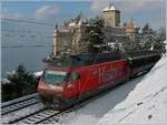 Die Re 460 102-7  Historic  mit IR Genève Aéroport - Lausanne - Sion - Brig vor historischem Hintergrund: Dem Château de Chillon.