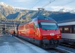 
Wie frisch aus dem Werk....
Die SBB Re 460 016  Rohrdorferberg Reusstal  (91 85 4460 016-9 CH-SBB) als Schublok von dem im Sandwich gefahrenem IC 816 (Romanshorn - Zürich HB - Bern - Thun - Spiez – Brig) am 27.12.2015 im Bahnhof Brig. 

Die Lok wurde 1992 von SLM (Schweizerische Lokomotiv- und Maschinenfabrik) in Winterthur unter der Fabriknummer 5477 gebaut und an die SBB geliefert, der elektrische Teil ist von ABB. Im Dezember 2015 erfolgte eine vollständige Modernisierung im SBB Industriewerk Yverdon-les-Bains (früher SBB Hauptwerkstätte).
