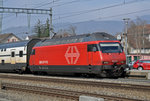 Re 460 117-5 durchfährt den Bahnhof Sissach. Die Aufnahme stammt vom 11.03.2016.