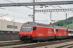 Doppeltraktion, mit den Loks 460 086-2 und 460 030-0, durchfahren den Bahnhof Sissach. Die Aufnahme stammt vom 09.05.2016.