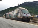 Re 460 107 mit Alptransit Werbung kam am 15.6.2016 mit dem IC 828 in Brig an.