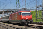 Re 460 007-8 durchfährt den Bahnhof Muttenz.