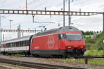 Re 460 055-7 durchfährt den Bahnhof Pratteln.