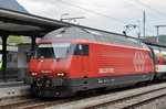Re 460 026-8 wartet beim Bahnhof Interlaken Ost.