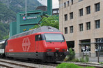 Re 460 034-2 verlässt den Bahnhof Interlaken West. Die Aufnahme stammt vom 23.07.2016.