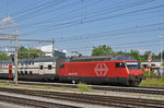 Re 460 007-8 durchfährt den Bahnhof Pratteln.