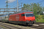 Re 460 019-3 durchfährt den Bahnhof Muttenz.