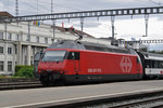 Re 460 047-4 wartet beim Bahnhof Zofingen.