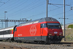 Re 460 084-7, durchfährt den Bahnhof Pratteln.