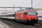 Re 460 074-8, durchfährt den Bahnhof Rothrist.