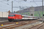 Re 460 077-1 durchfährt den Bahnhof Sissach.