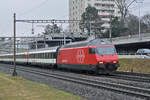 Re 460 053-2 fährt Richtung Bahnhof Muttenz. Die Aufnahme stammt vom 19.12.2017.