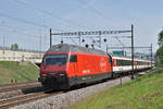 Re 460 054-0 fährt Richtung Bahnhof Muttenz.