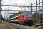 Re 460 070-6 durchfährt den Bahnhof Möhlin.