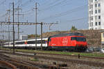 Re 460 105-0 durchfährt den Bahnhof Pratteln.