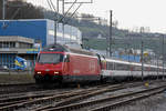 Re 460 078-9 durchfährt den Bahnhof Lausen.