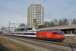 Re 460 050-8 fährt Richtung Bahnhof Muttenz.