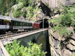 125 Jahre Gotthardbahn - Die erste Lok ihrer Baureihe, nmlich 460 000 berquert am 07.07.2007 mit IR 2280 Locarno - Zrich, die obere Maienreussbrcke an der Gotthard-Nordrampe.