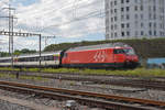 Re 460 057-3 durchfährt den Bahnhof Pratteln.