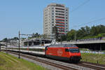 Re 460 065-4 fährt Richtung Bahnhof Muttenz.