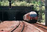 Re 460 069-8 + ein weitere 460er Werbelok am 26.05.1999 bei der Ausfahrt mit einem Gterzug aus dem Gotthardportal in Gschenen.