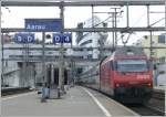 Re 460 023-5 schiebt einen IC Chur-Basel SBB aus dem Bahnhof Aarau.