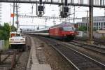 SBB Re 460 052-4 nhert sich am 14.7.08 mit dem IR 2579 dem Bahnhof Zrich Oerlikon.