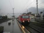 Re 460 086-2 ''gerisee'' mit IR 2286 am 30.7.08 in Flelen bei strmendem Regen.