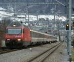 Die Re 460 031-8 hat mit dem IR 1786 nach Basel SBB den Bahnhof Chur verlassen und fhrt nun an der RhB Haltestelle Chur Wiesental vorbei.