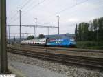Die Re 460 034 ''Zugkraft Aargau'' fuhr am 13.8.05 mit dem geschobenen Flugzug nach Basel SBB in Dietikon ein.