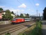 Die Re 460 009-4 ''Le jet d'eau'' fuhr am 28.8.05 als IC 832 nach Brig.