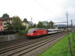 Die ehemalige Knsterlok Re 460 040-9 ''Napf'' fuhr am 18.9.05 als IC 826 bestehend aus einem EW IV-Pendel unter der Stadtrain-Brcke hindurch.