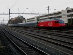 Re 460 054 abgestellt in Neuenburg. Dieser Zug verkehrt Montag-Freitag als IR 1606/1537 Neuchatel-Lausanne-Neuchatel. Normalerweise wird dieser Zug mit einer Re 4/4 II gefhrt. 06.11.2010.