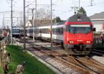 Auf der eingleisigen Strecke von Kreuzlingen nach Weinfelden passiert am 03.04.2011 in Siegershausen Re 460 023-5 mit IR 2138 von Konstanz nach Biel den wartenden Regionalzug von Weinfelden nach