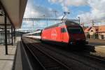 Hier schiebt 460 082 ihren IR nach Bern am 13.9.