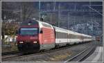460 096-1 zieht IC578 aus dem Churer Bahnhof.