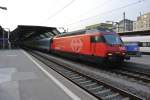 Die Re 460 047 bringt in Krze den Nachtzug in die Abstellgruppe beim HB in Zrich, 14.04.2012.