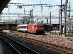 SBB - 460 008-6 mit Schnellzug bei der ausfahrt aus dem Bahnhof in Genf am 20.05.2012