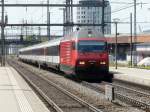 SBB - 460 010-2 mit Schnellzug bei der durchfahrt im Bahnhof Prattelen am 25.05.2012