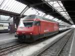 SBB - 460 080-5 am Schuss eines ausfahrenden Zuges im Hauptbahnhof Zrich am 01.01.2013