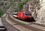 Re 460 110 mit einem IC nach Brig am 31.08.2007 bei der Durchfahrt in Lalden.