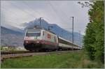 Bei Ardon flatterte mir das Tischtuch vor die Kamera: Die SBB Re 460 083-9 mit dem IR  1718 von Brig nach Genève Aéroport.