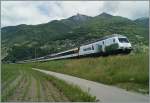 Die Re 460 035-9  Helvetia  fährt mit dem IR 2426 Locarno - Zürich kurz nach Riazzino die kleine Rampe hoch um dann zum ersten Mal auf ihrer Fahrt den Ticino zu überqueren; bis Airolo