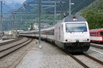 Mondaine Werbelok Re 460 044 mit dem IR nach Genf, bei der Einfahrt in Visp am 14.5.2016.