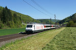 Die Gottardo-Werbelok Re 460 098-7 verlässt am 05.05.2016 Tecknau mit einem IC nach Basel SBB.