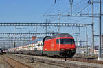 Re 460 095-3 durchfährt den Bahnhof Muttenz. Die Aufnahme stammt vom 10.03.2017.