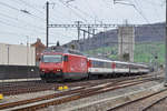 Re 460 062-3 durchfährt den Bahnhof Sissach. Die Aufnahme stammt vom 31.03.2017.