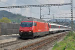 Re 460 042-5 durchfährt den Bahnhof Gelterkinden. Die Aufnahme stammt vom 06.04.2017.