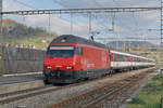 Re 460 086-2 durchfährt den Bahnhof Gelterkinden.